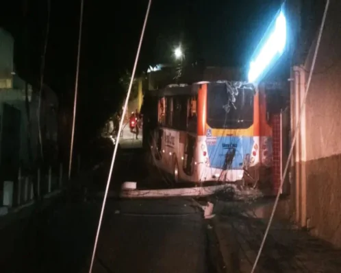 Motorista perde controle de ônibus, derruba postes e atinge muro de escola em Jaboatão
