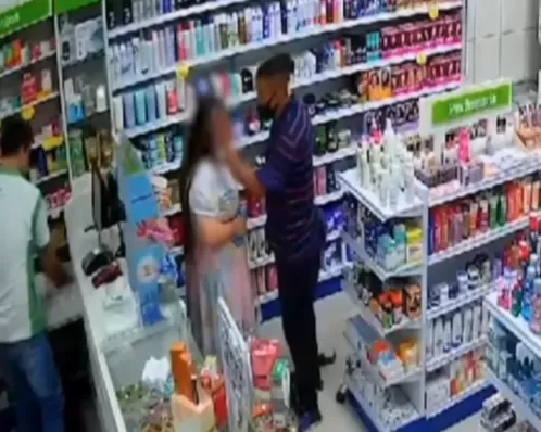 Imagenm mostra Ladrão enxugando lágrimas de vítima durante assalto no interior de SP