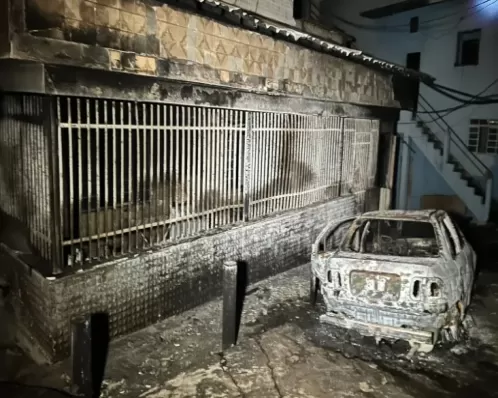 Caminhão de combustível tomba em rodovia de MG; líquido vaza e provoca incêndio em vila de casas