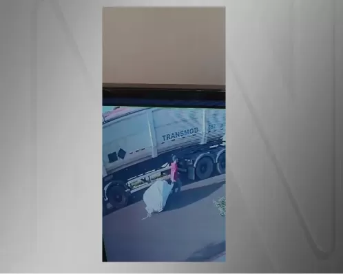 Imagem mostra homem arrastando saco com corpo de mulher trans no interior de SP