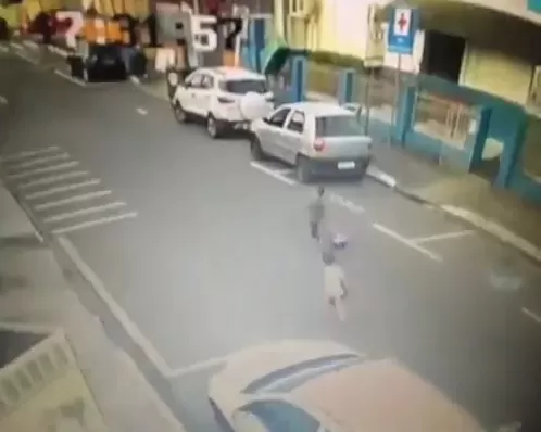 Crianças fogem de creche correndo pela rua em Balneário Camboriú (SC)