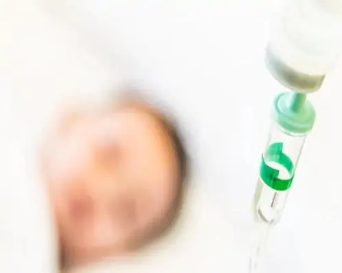 Bebê de 4 meses entra em coma alcóolico após ingerir vinho na mamadeira