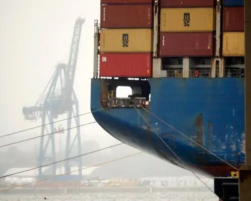 Tripulação de navio que colidiu com ponte nos EUA está presa há mais de um mês na embarcação