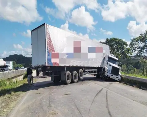 Motorista perde o controle de caminhão e interdita parte da BR-101, em Jaboatão dos Guararapes