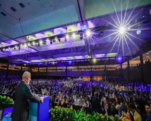 Em meio a vaias e aplausos, Lula anuncia medidas para aliviar contas de prefeituras