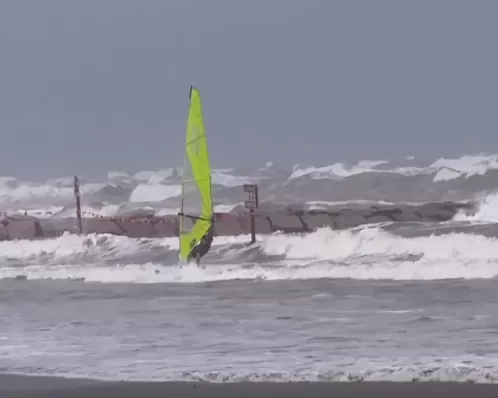 Furacão Beryl chega ao Texas; produtores interrompem exploração de petróleo