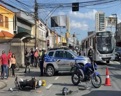 Batida entre motos deixa ao menos um ferido na avenida Herculano Bandeira, no Recife