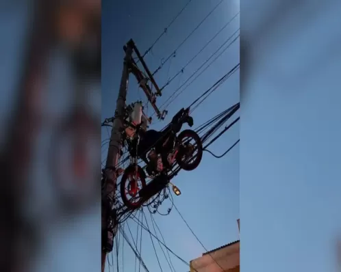 Motocicleta fica presa em fiação elétrica após queda de balão em SP