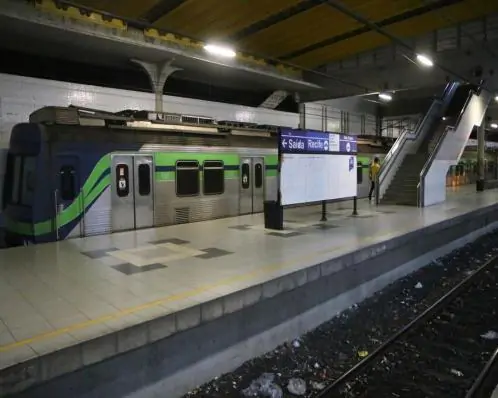Metrô do Recife: Linha Centro é paralisada após trem quebrar e passageiros andarem nos trilhos