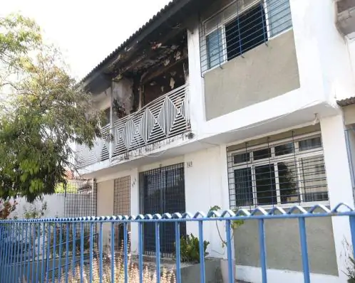 Idosa é resgatada de casa atingida por incêndio em Olinda; cachorro foi encontrado carbonizado