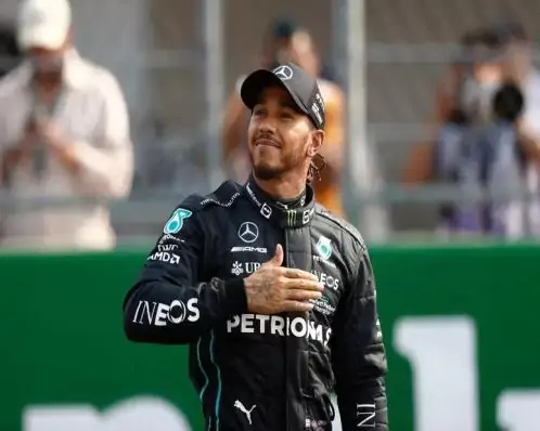 Hamilton recebe 'boas-vindas' da Ferrari e faz postagem em carro vermelho