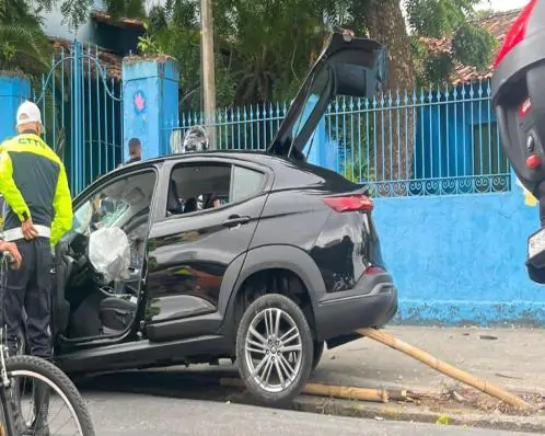 Motorista com sinais de embriaguez bate carro em placa de sinalização no Recife