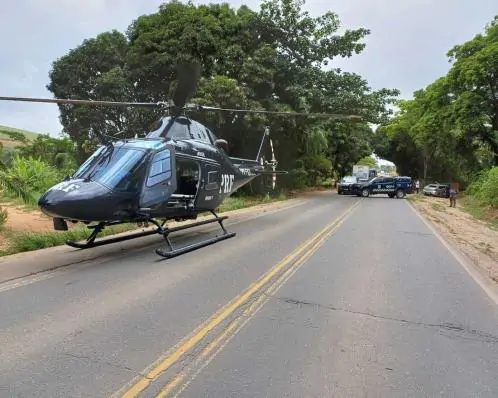 Carro atinge árvore e passageira é resgatada de helicóptero, em Ipojuca
