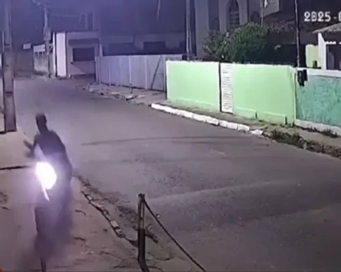 Motociclista morre ao perder controle de veículo e bater em muro e poste de iluminação