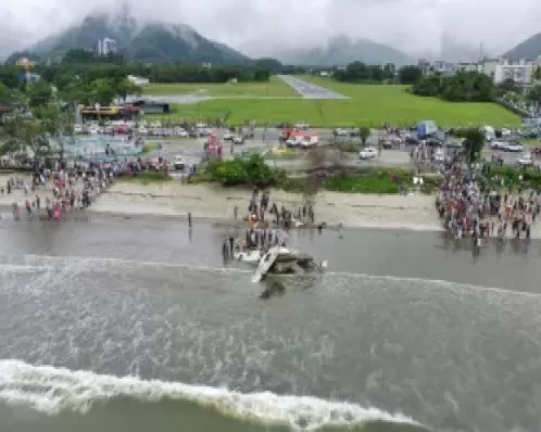 Avião de pequeno porte cai em Ubatuba, no litoral de São Paulo; veja vídeo