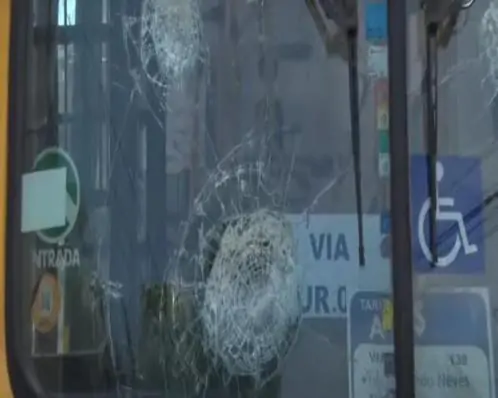 Homem que pegava "carona" do lado de fora de ônibus cai, é atropelado e morre