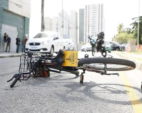 Mulher morre após ser atropelada por táxi na av. Mário Melo, no Recife