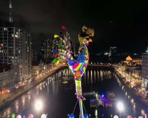 Galo Gigante é erguido e reúne centenas de foliões no Carnaval do Recife