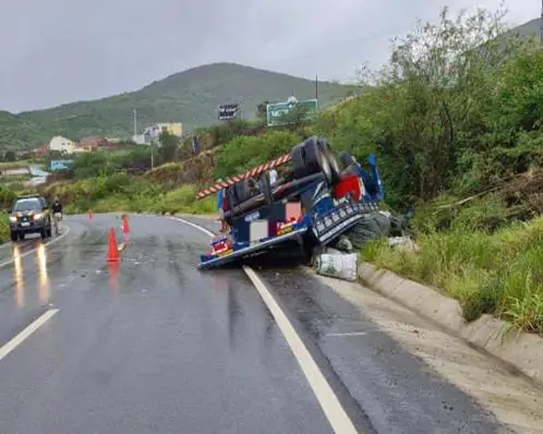 Caminhão tomba na BR 104 e deixa motorista e passageira feridos