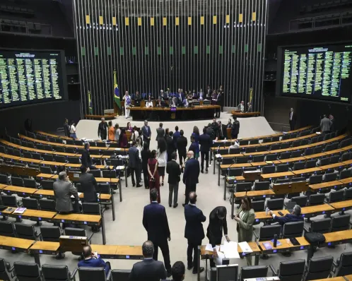 Câmara faz sessão de 8 minutos para viabilizar votação da 6x1
