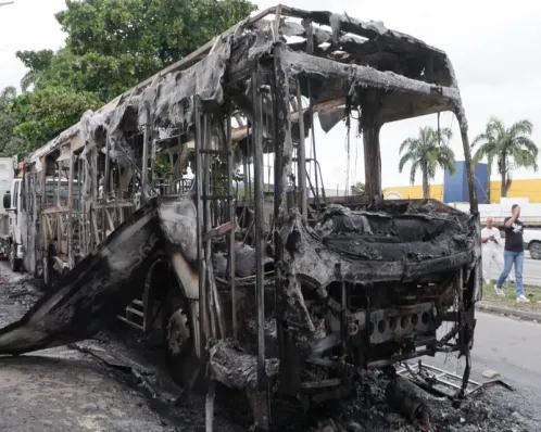 Grupo de suspeitos encapuzados ateiam fogo em ônibus na BR-101