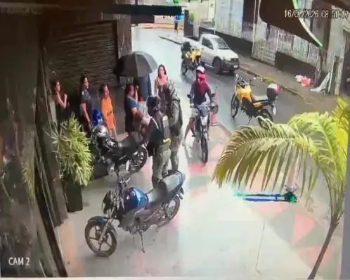 Bebê de 1 ano é salvo de engasgo por policiais rna Zona Sul do Recife