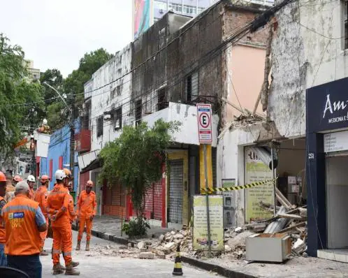 Desabamento de laje deixa feridos no Centro do Recife