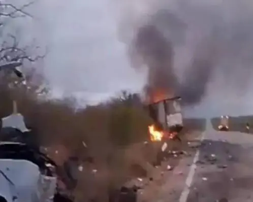 colisão entre caminhão e van deixa mortos e feridos na PE-360