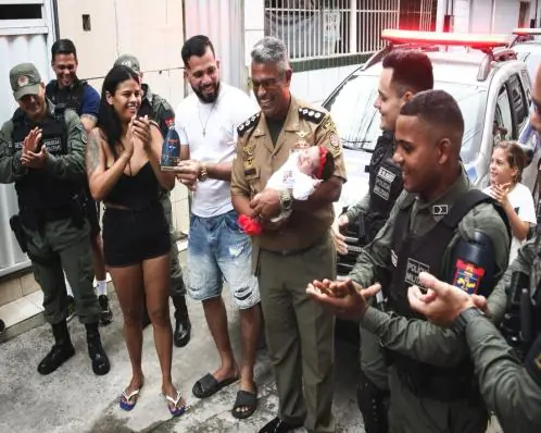 Bebê é salvo por policiais militares após engasgo