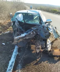 Carro tem frente destruída após se envolver em acidente na BR-116 em Belém do São Francisco