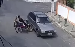 Bicicleta perde freio descendo ladeira e adolescentes batem em carro em movimento, no Cabo