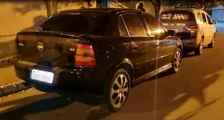 Suspeitos são presos com carro roubado, drogas e armas, em Cachoeirinha.