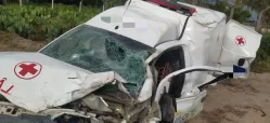 Recém-nascido sai ileso após colisão entre ambulância e carro na BR-424 em Caetés.