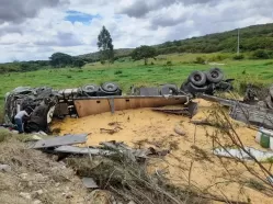 Carreta carregada de milho tomba na PE-193, em Capoeiras