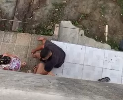 Homem agride mulher com tapas e puxões de cabelo na frente da filha