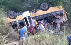 Micro-ônibus capota na PE-102 e deixa crianças e grávida feridas, em Casinhas