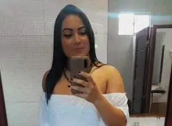 Mulher é morta a facadas dentro de casa