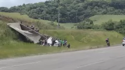 Carreta tomba na BR-101 em Escada