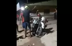 Dois homens são mortos a facadas e um fica ferido durante briga no meio da rua