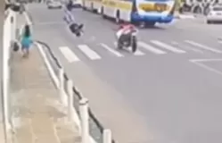 Motociclista atropela adolescente, sobe na calçada e quase atinge grupo de estudantes