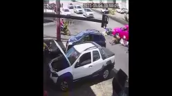 Carro bate em moto e motociclista e passageira caem por cima do veículo