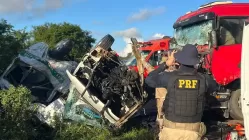 Motorista de van morre após veículo colidir frontalmente com carreta na BR-423