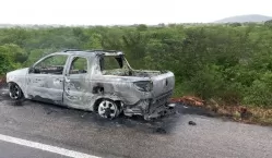 Caminhonete pega fogo enquanto motorista trafegava na BR-423, em Iati