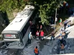 Caminhão em viaduto tomba em cima de ônibus e deixa um morto na BR 101, em Igarassu