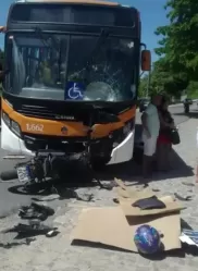 Ônibus bate em moto, homem morre e mulher é socorrida em Itamaracá