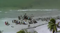 Paramotor cai no mar em Itamaracá; filho morre e pai fica ferido