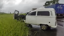 Kombi fica destruída após bater na traseira de caminhão na BR-101, em Itapissuma