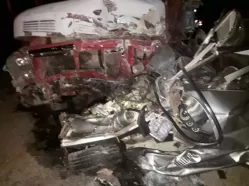 Colisão entre caminhão carregado de lenha e carro deixa homem morto na PE-160, em Jataúba