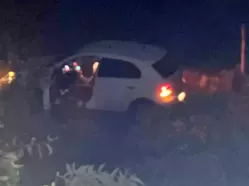 Homem morto a tiros dentro de carro, mulher e neto são vítimas de balas perdidas