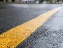 Placa de gesso cai de caminhão e mata motociclista